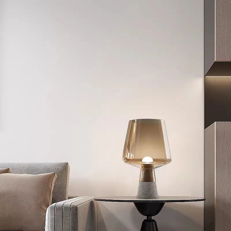 Stolní lampa Leimu – jantarové sklo a cementový podstavec
