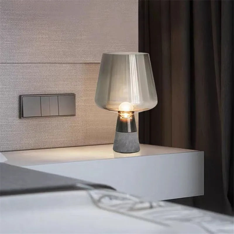 Stolní lampa Leimu – jantarové sklo a cementový podstavec