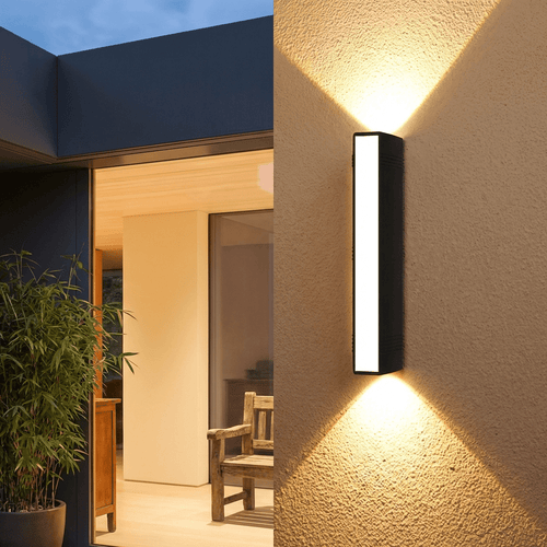 Czarna liniowa zewnętrzna lampa ścienna LED, nowoczesny minimalistyczny design, wodoodporność IP65 | compagnien
