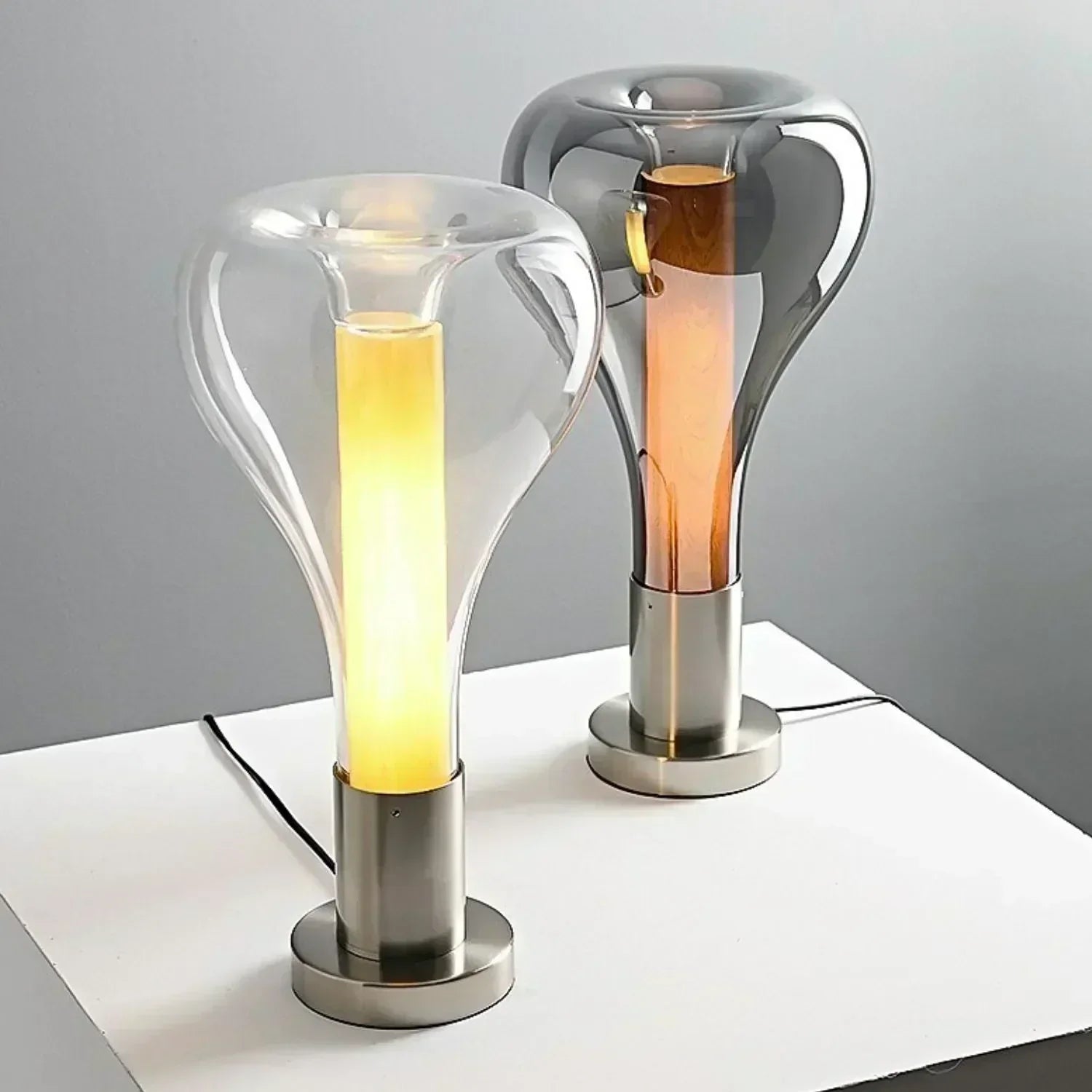 Aurelia Fluid Art-lampe med lava-inspirert glasskulptur og stemningsbelysning