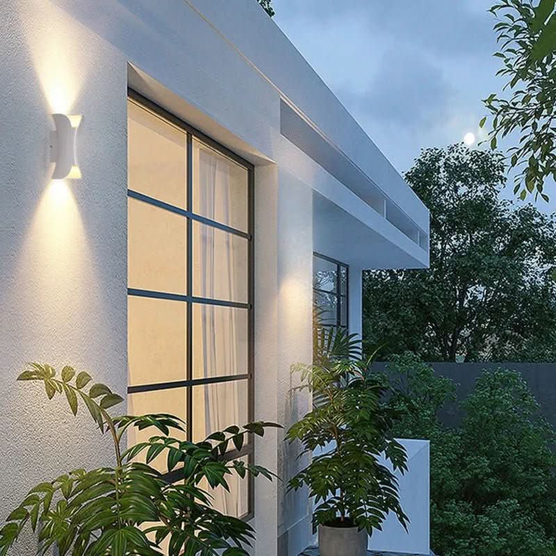 LUXEFLARE LED nástěnné svítidlo s zakřiveným odolným designem pro venkovní použití