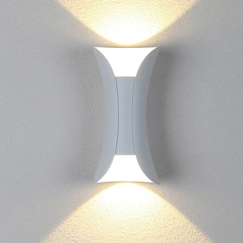 LUXEFLARE LED nástěnné svítidlo s zakřiveným odolným designem pro venkovní použití