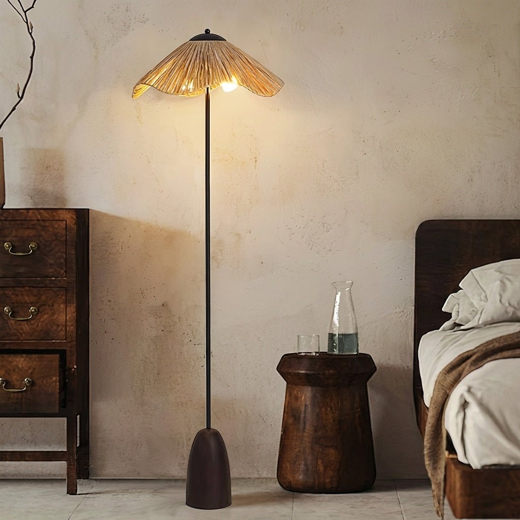 Rattan állólámpa kézzel szőtt raffia búrával és tömörfa talppal
