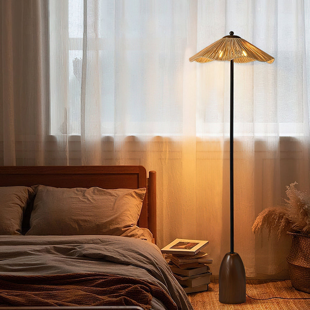 Rattan állólámpa kézzel szőtt raffia búrával és tömörfa talppal