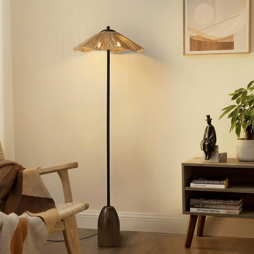 Rattan állólámpa kézzel szőtt raffia búrával és tömörfa talppal