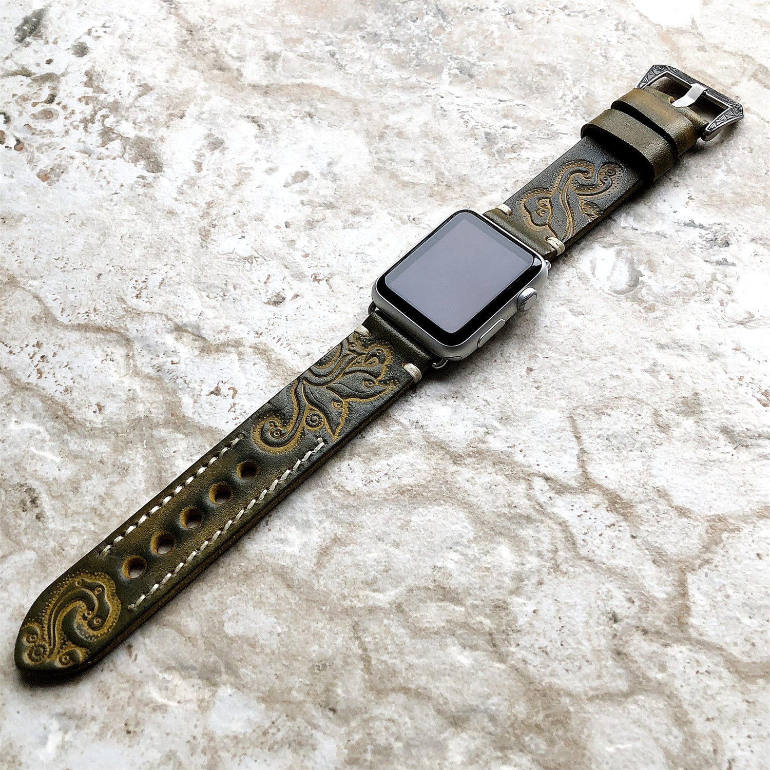Håndgraveret præget læderrem til Apple Watch