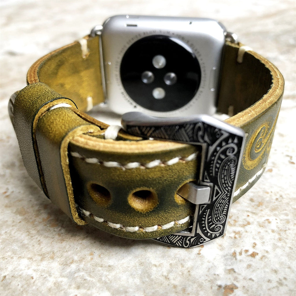 Håndgraveret præget læderrem til Apple Watch