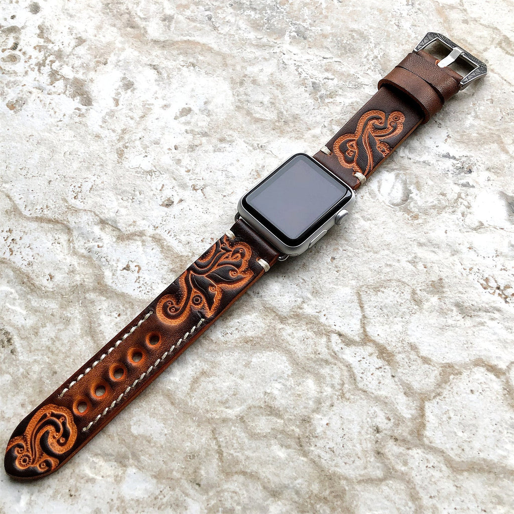 Håndgraveret præget læderrem til Apple Watch