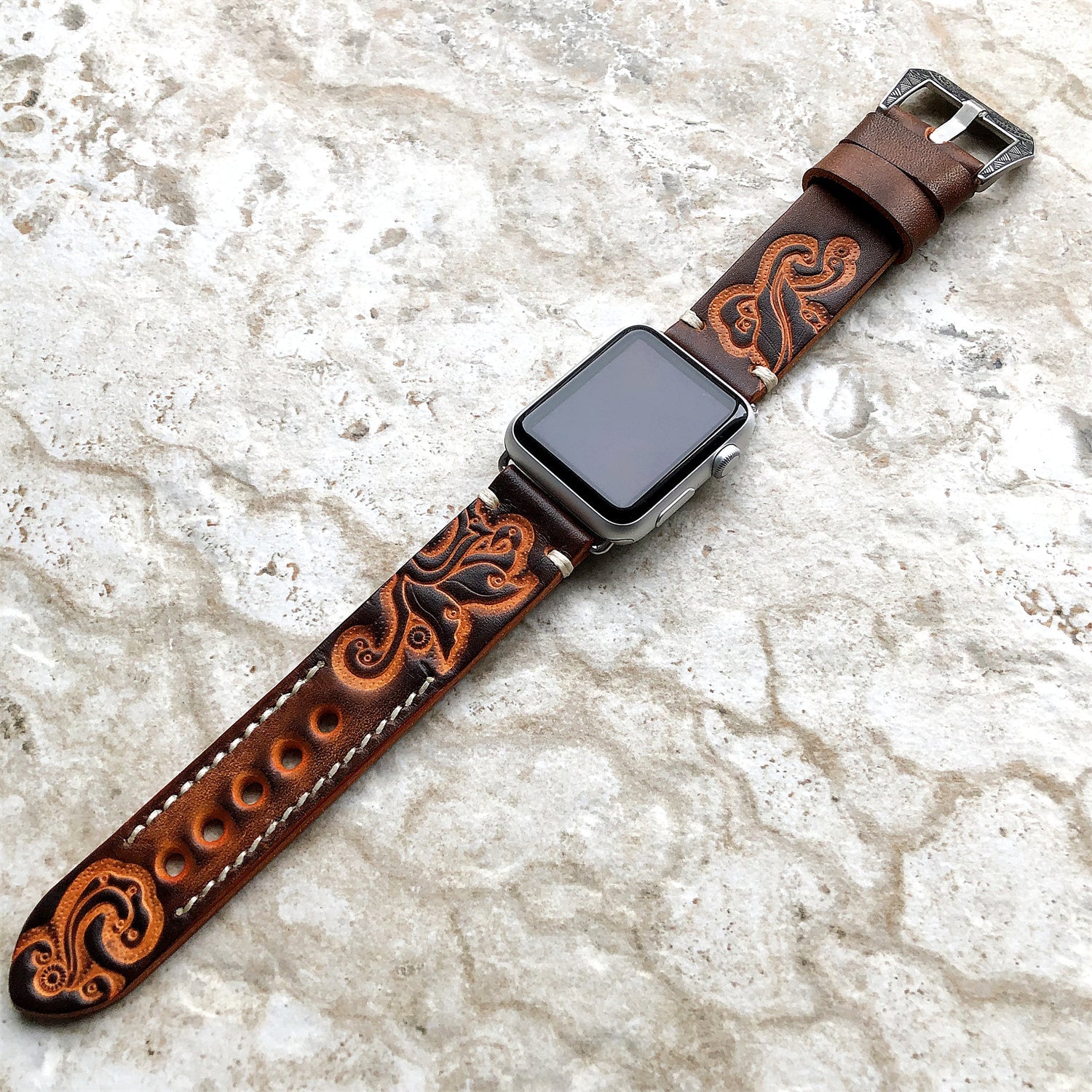 Håndgraveret præget læderrem til Apple Watch