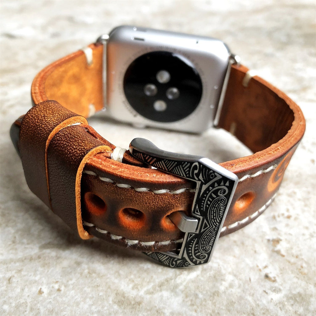 Håndgraveret præget læderrem til Apple Watch