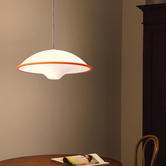 Novara | Minimalistisk UFO pendellampe med svart kant