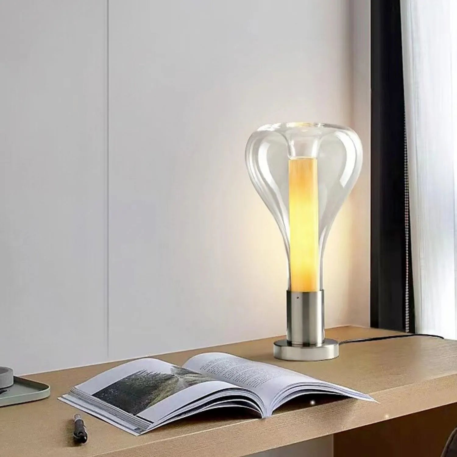 Aurelia Fluid Art-lampe med lava-inspirert glasskulptur og stemningsbelysning