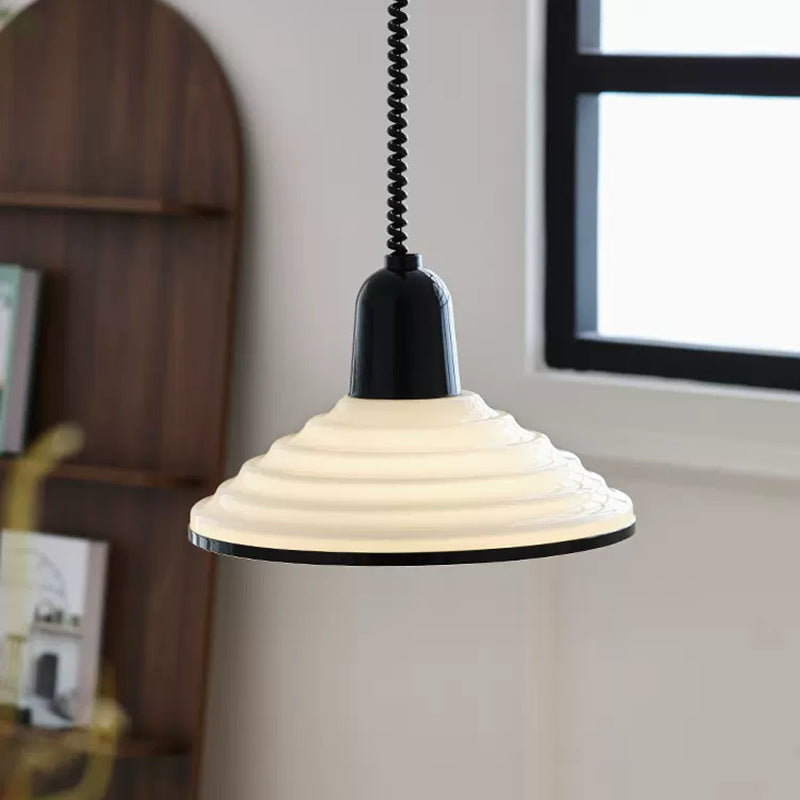 Beaumont | Francouzská závěsná lampa s krémovým sklem do jídelny