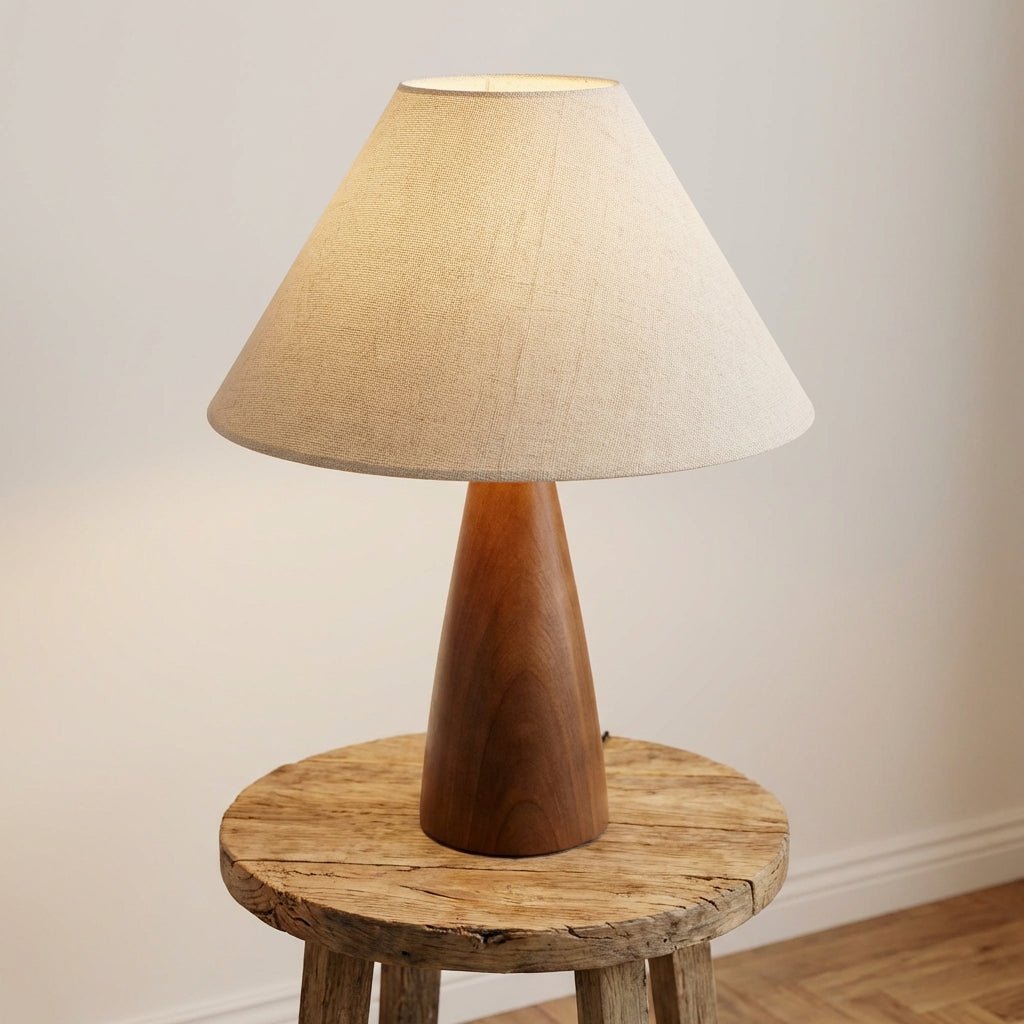 Retro Bordlampe I Massivt Tre Med Stoffskjerm For Stuer