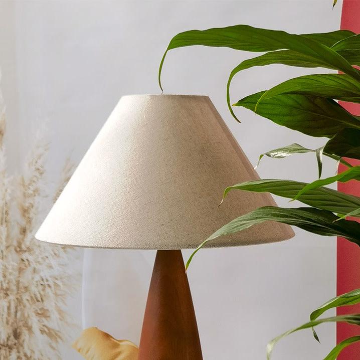 Retro Bordlampe I Massivt Tre Med Stoffskjerm For Stuer