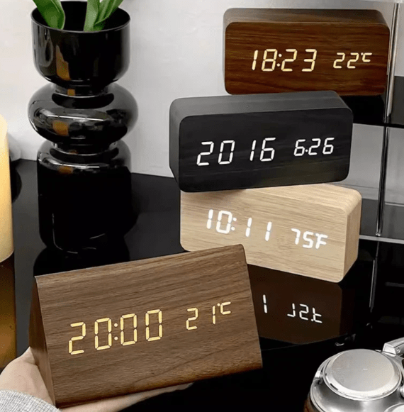 Ambiwood Sprachaktivierte LED-Uhr mit minimalistischem Holzdesign