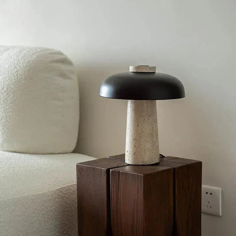 Aurelia stein- og metallbordlampe med varmt LED-lys fra Vrimlie