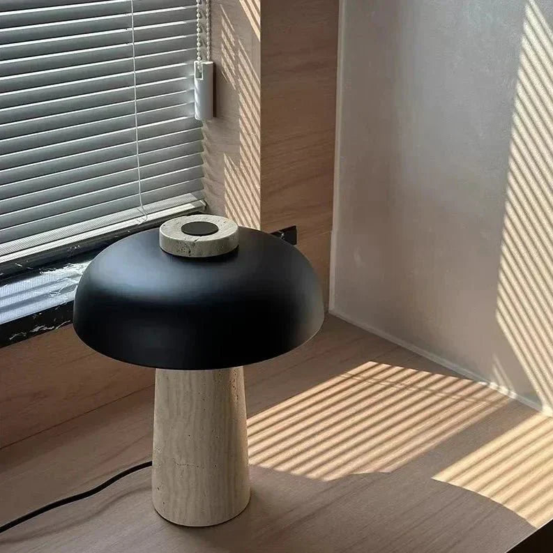 Aurelia stein- og metallbordlampe med varmt LED-lys fra Vrimlie