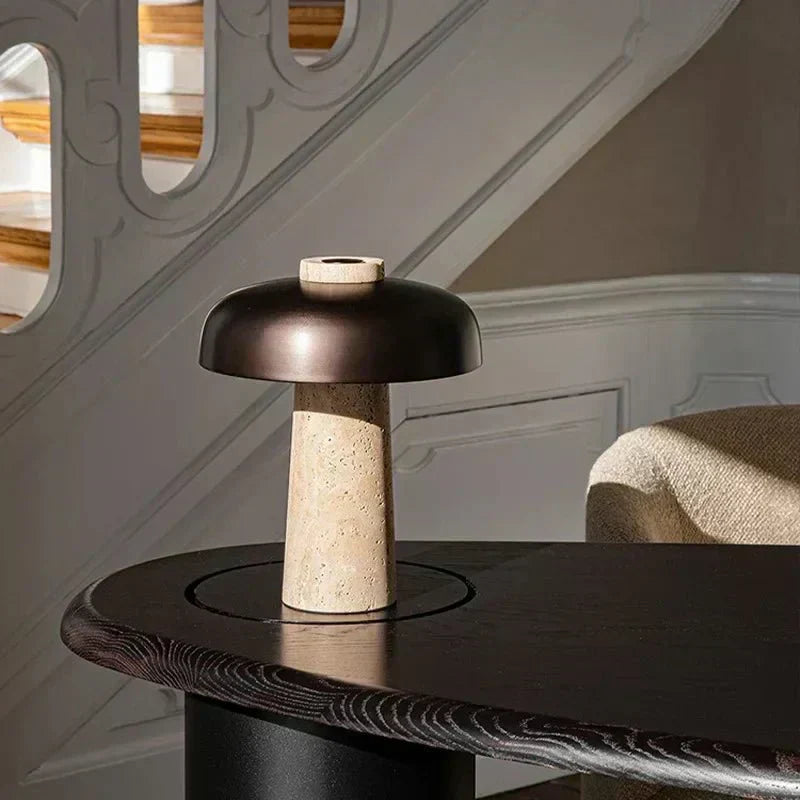 Aurelia stein- og metallbordlampe med varmt LED-lys fra Vrimlie