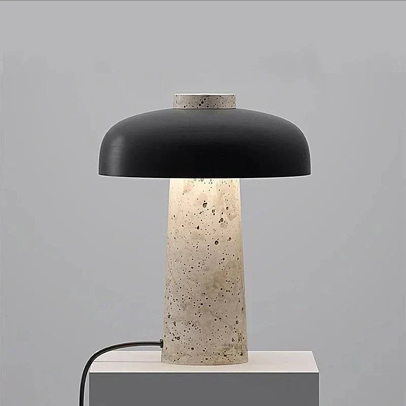 Aurelia stein- og metallbordlampe med varmt LED-lys fra Vrimlie