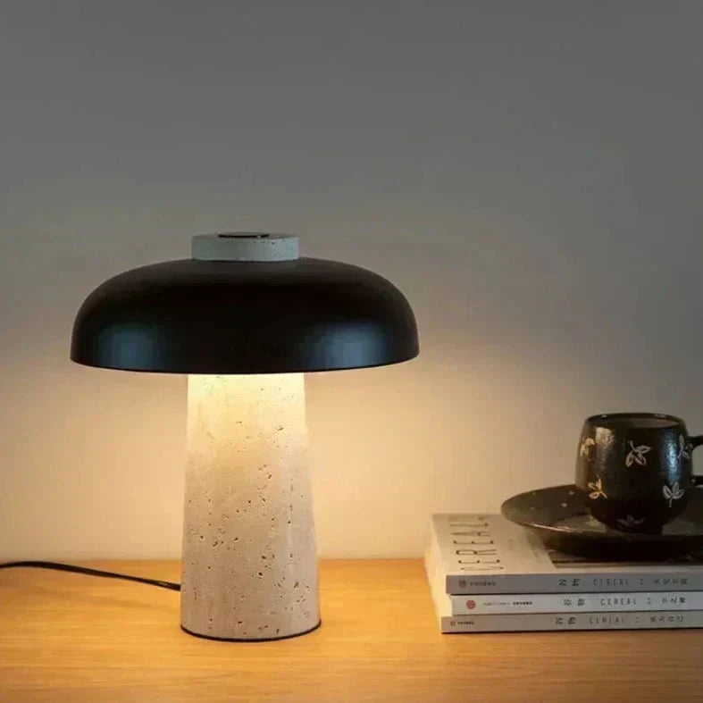 Aurelia stein- og metallbordlampe med varmt LED-lys fra Vrimlie